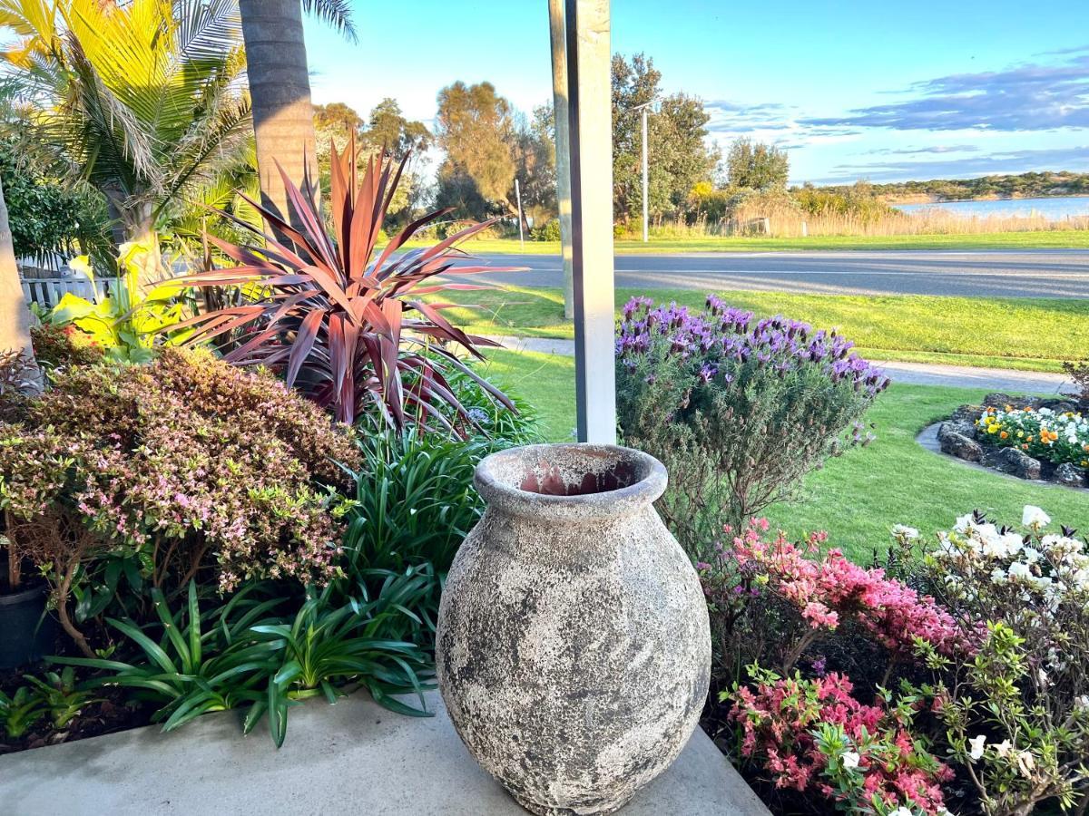 Coastal Waters Motor Inn Lakes Entrance Bagian luar foto