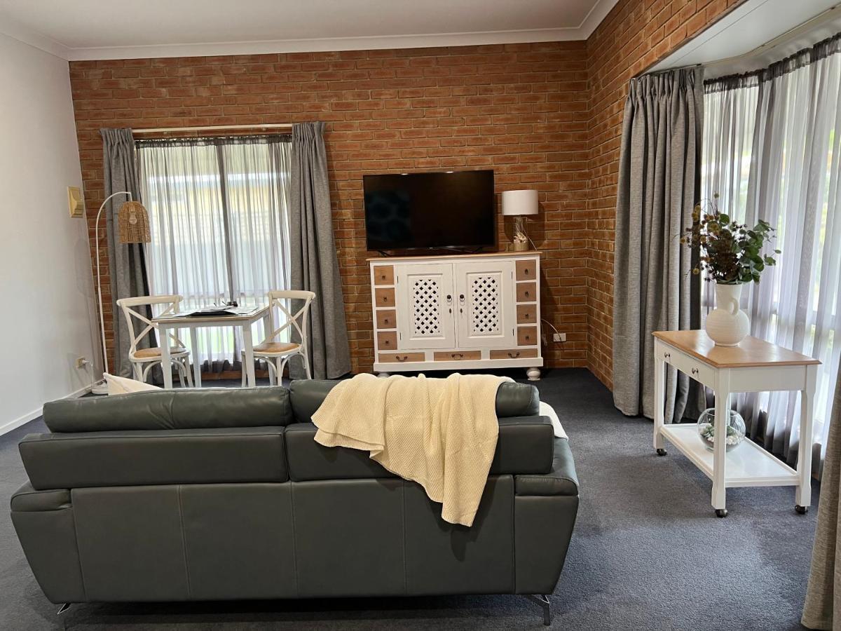 Coastal Waters Motor Inn Lakes Entrance Bagian luar foto